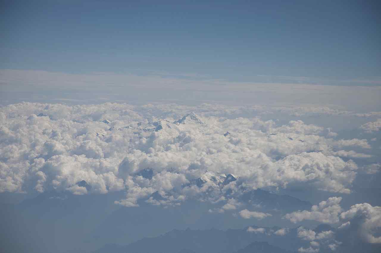 飞机窗外云海间的珠穆朗玛峰图片壁纸