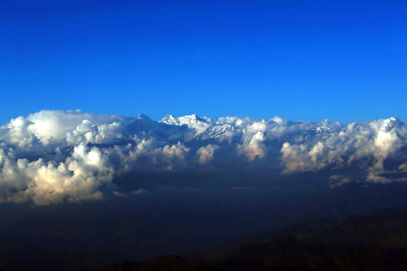 云海中的珠穆朗玛峰风景图片壁纸