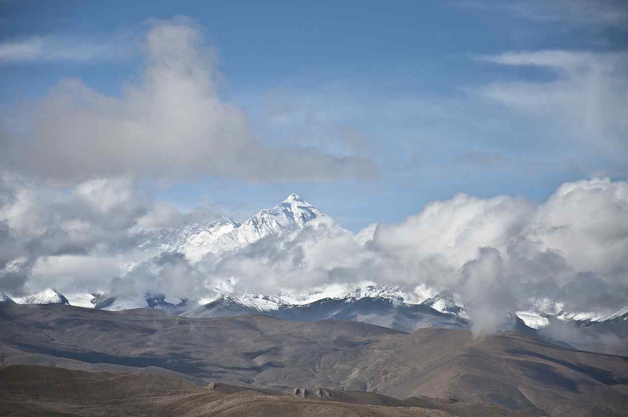 云间的珠穆朗玛峰图片壁纸下载