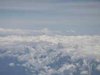 云间的珠穆朗玛峰桌面壁纸