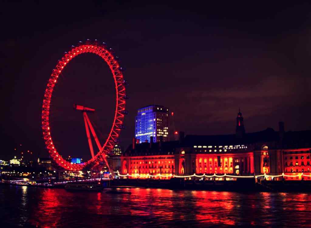 泰晤士河红色灯光夜景桌面壁纸
