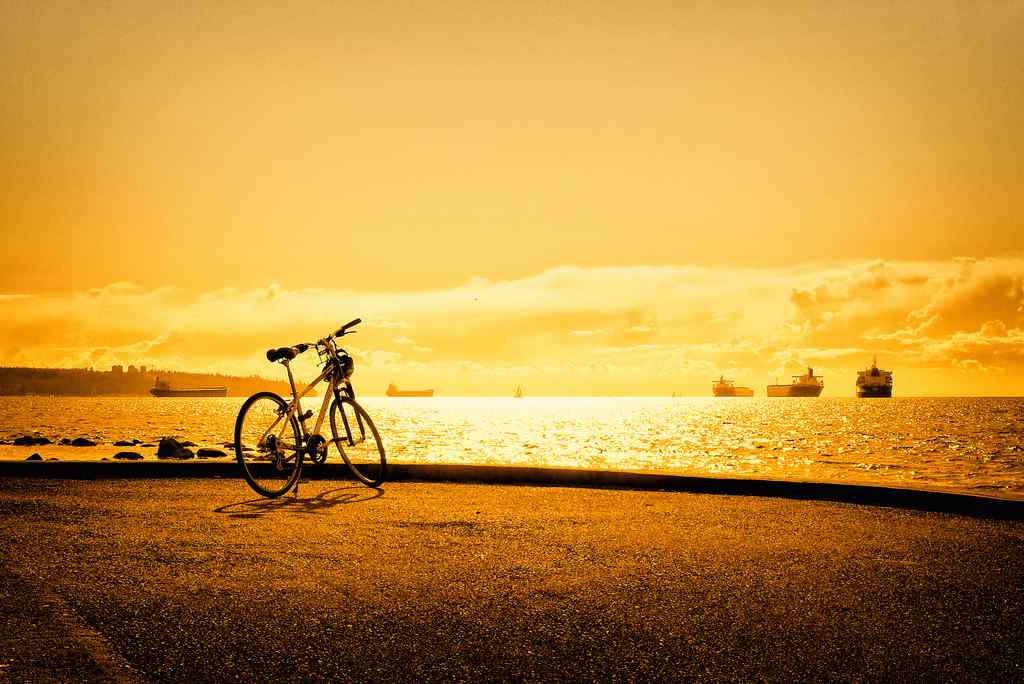 海边夕阳下的自行车桌面壁纸