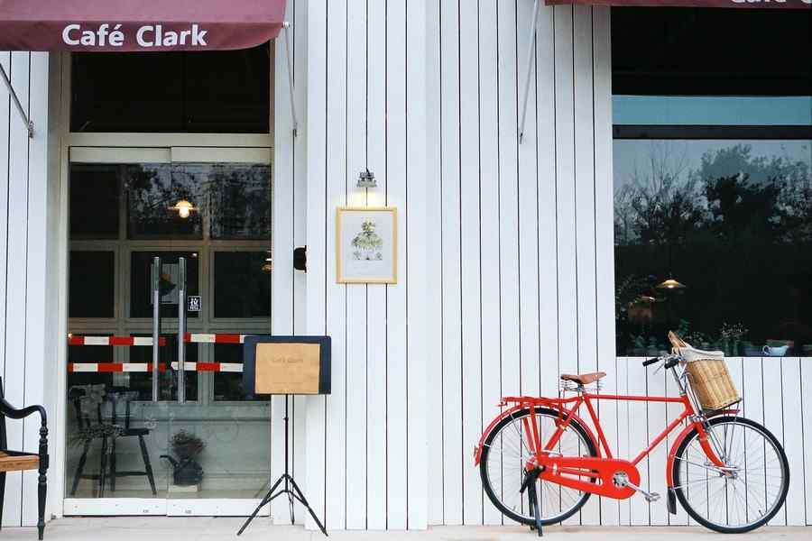 咖啡馆前的红色单车桌面壁纸