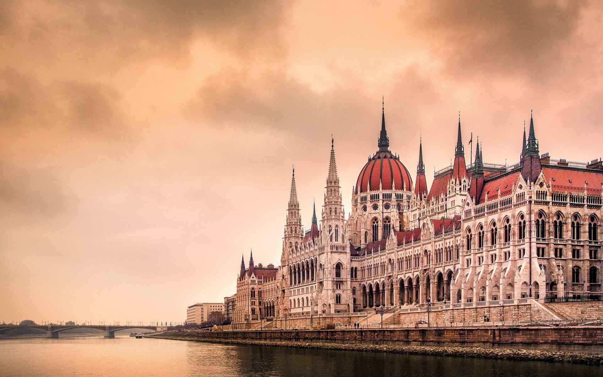 黄昏布达佩斯唯美城市风景桌面壁纸