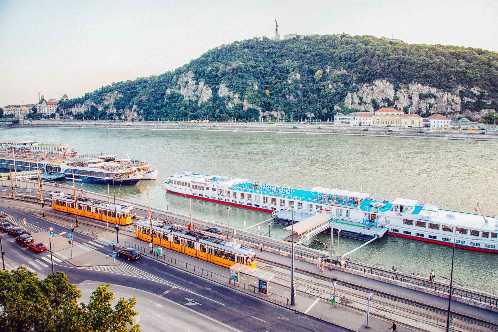 布达佩斯清新河畔风景桌面壁纸