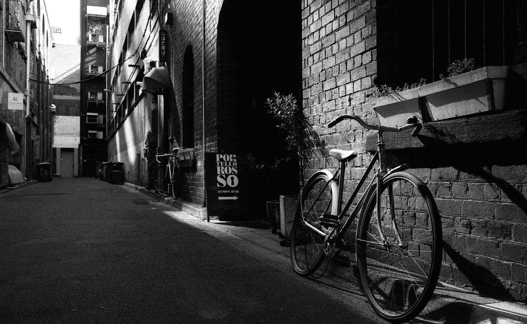 黑白简约单车摄影图片壁纸