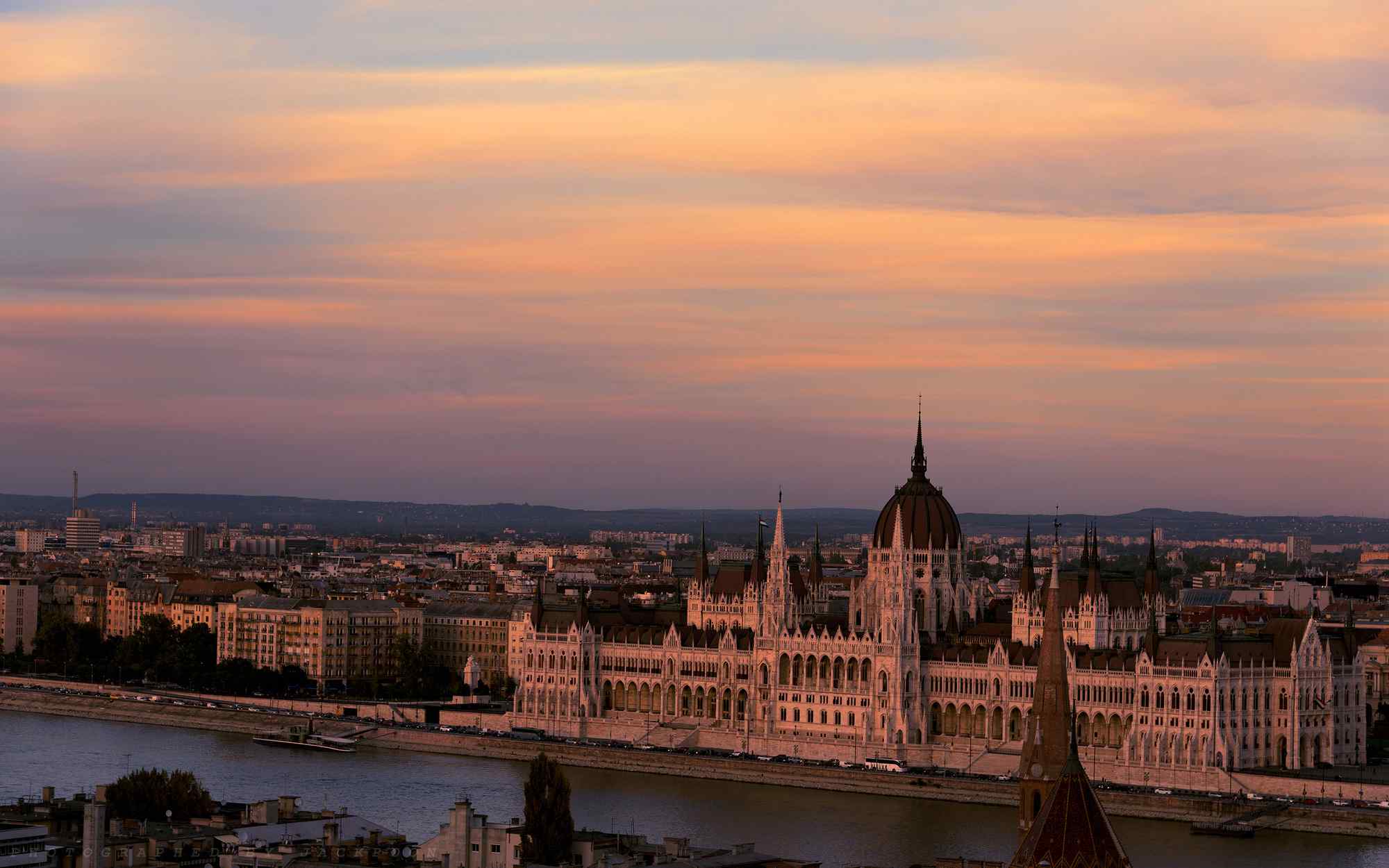 布达佩斯国会大厦唯美黄昏城市风景桌面壁纸