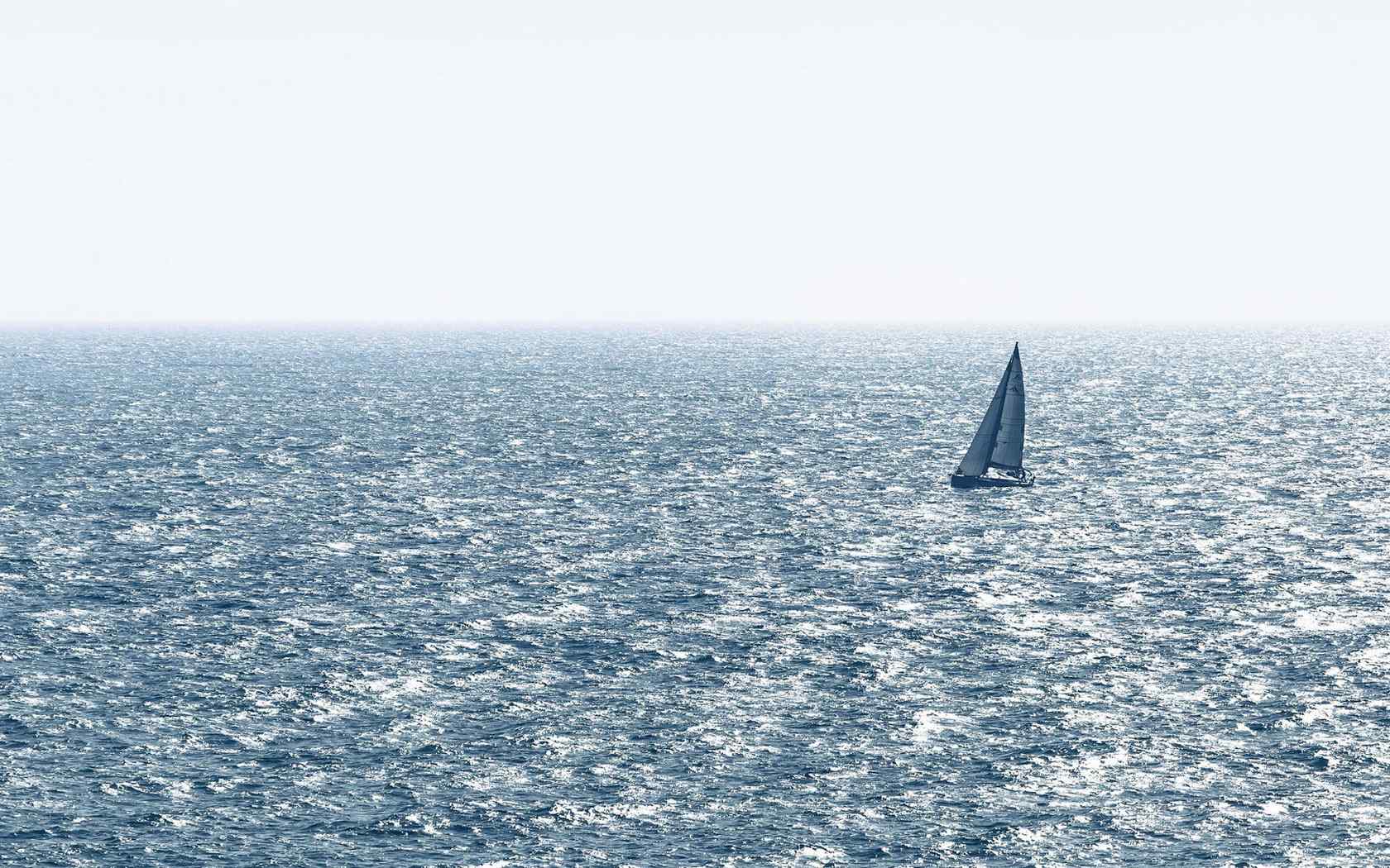 海面上的帆船高清蓝色桌面壁纸