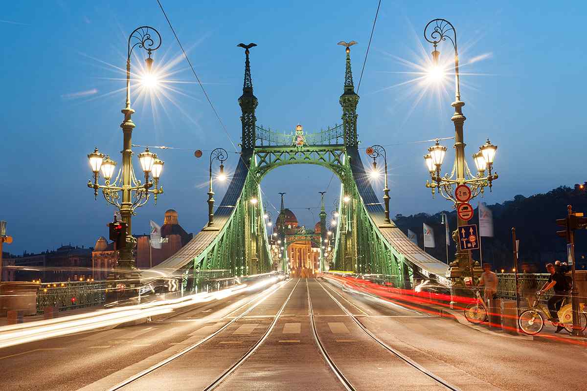 华灯初上的布达佩斯大桥桌面壁纸