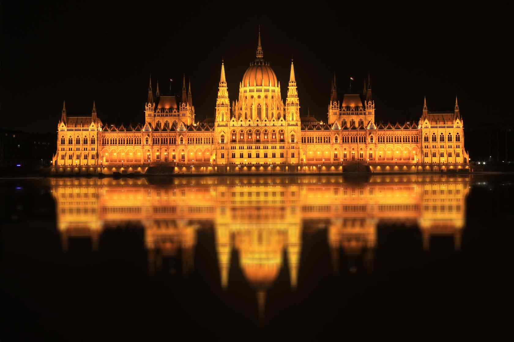 布达佩斯国会大厦唯美夜景桌面壁纸