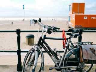 清新的海边单车桌