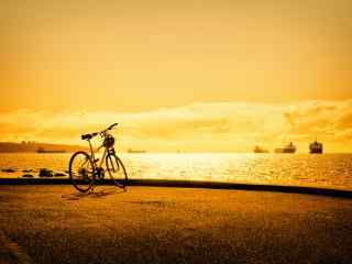 海边夕阳下的自行车桌面壁纸