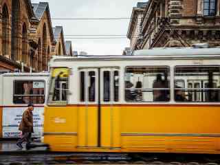 布达佩斯黄色城市电车桌面壁纸