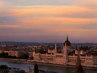 布达佩斯国会大厦唯美黄昏城市风景桌面壁纸