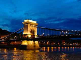 布达佩斯狮子桥夜景桌面壁纸
