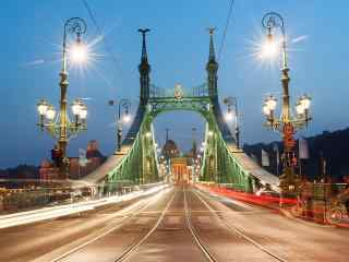 华灯初上的布达佩斯大桥桌面壁纸