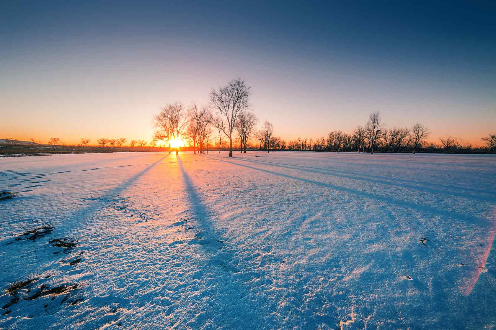 静谧夕阳下的雪景桌面壁纸