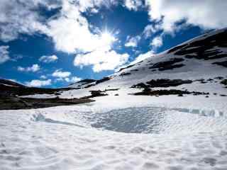 壮阔的山顶雪景桌面壁纸