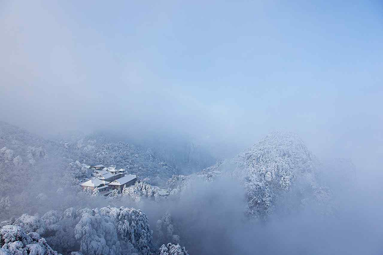 美丽山顶的雪景风景桌面壁纸