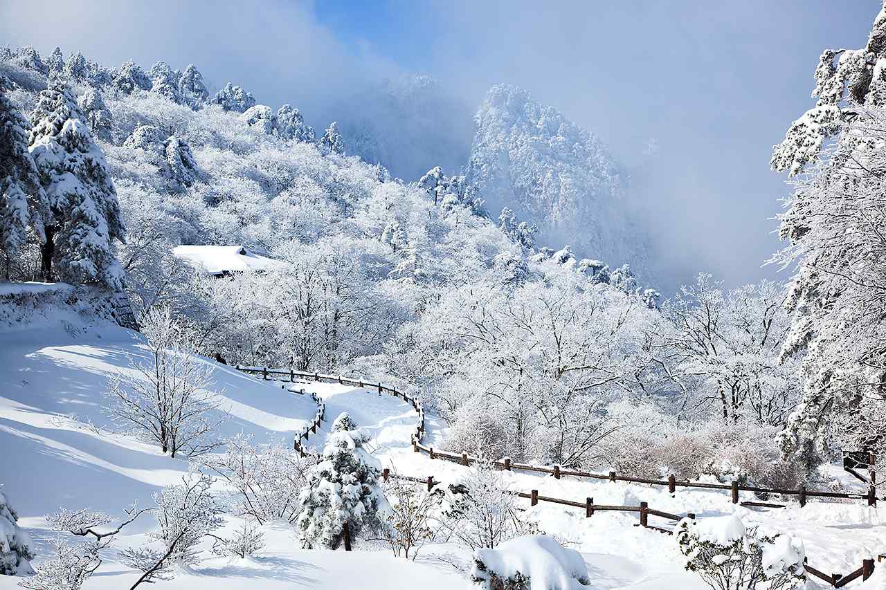 山间雪景风景桌面壁纸