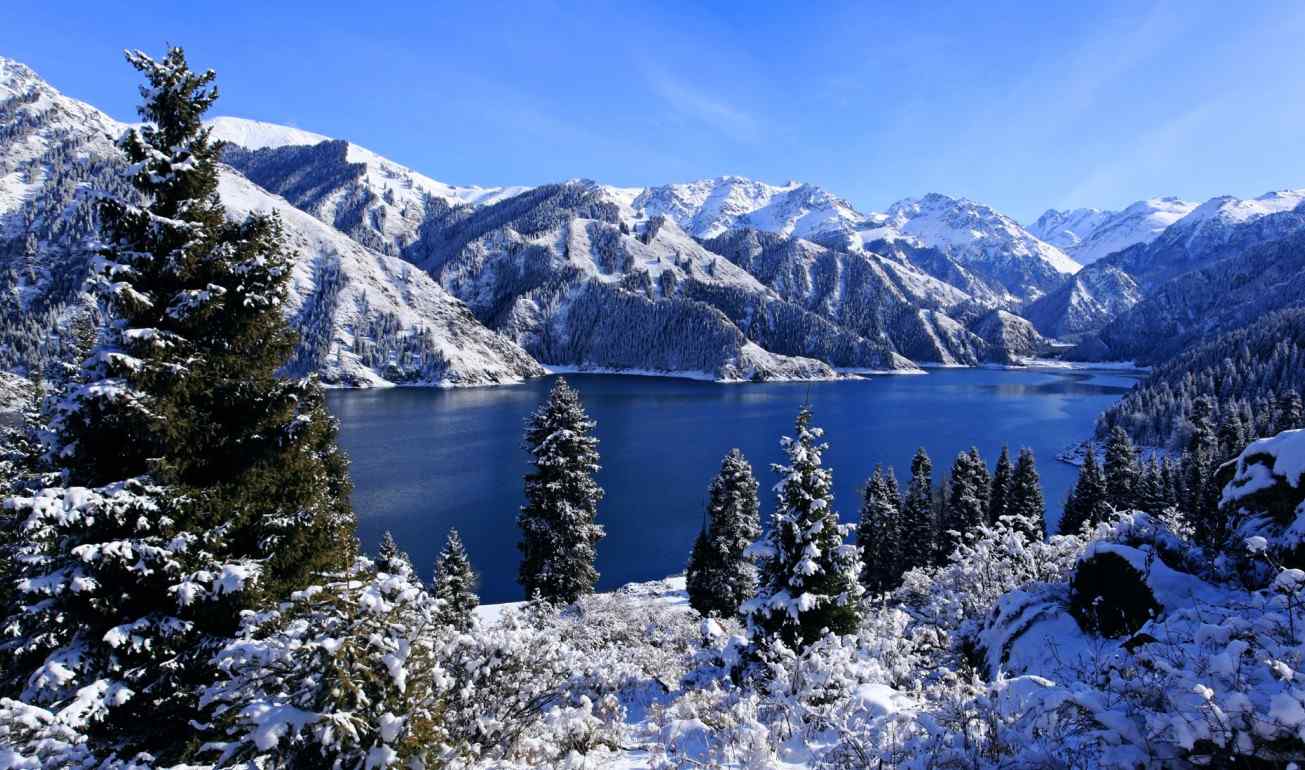天山唯美的山川湖泊雪林桌面壁纸图片下载