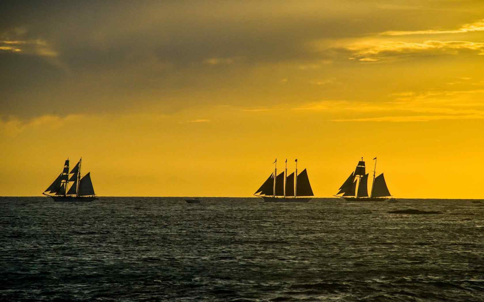 海面上的帆船唯美夕阳风景图片电脑桌面壁纸