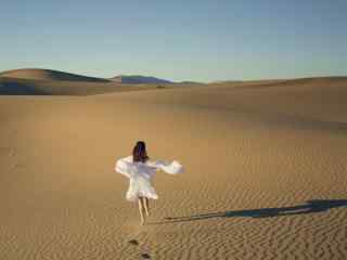 在沙漠中奔跑的美女风景桌面壁纸