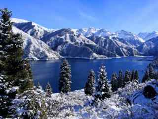 天山唯美的山川湖泊雪林桌面壁纸图片下载