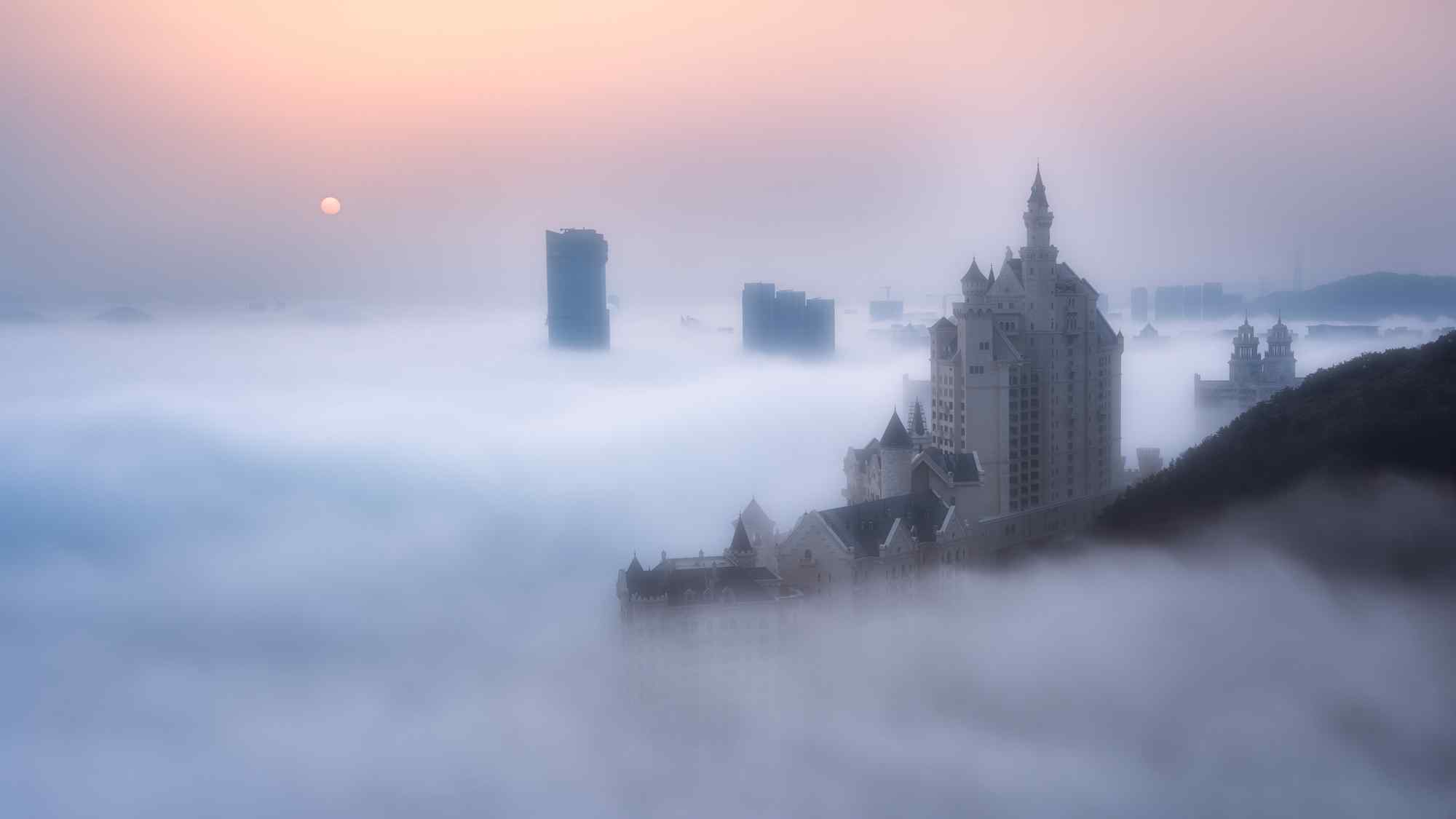 浓雾中的城市风景图片桌面壁纸