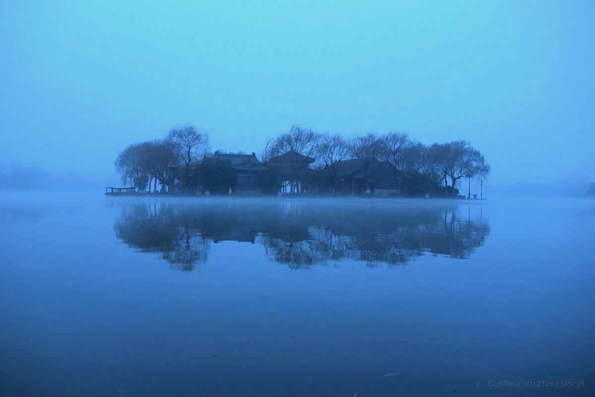 晨雾中的湖心亭图片风景壁纸