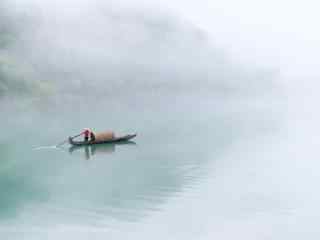 雾中唯美的湖上风景图片桌面壁纸