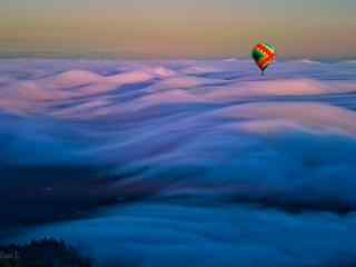 晨雾上空的热气球