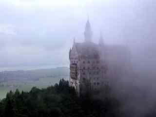 晨雾中唯美的城堡风景图片桌面壁纸