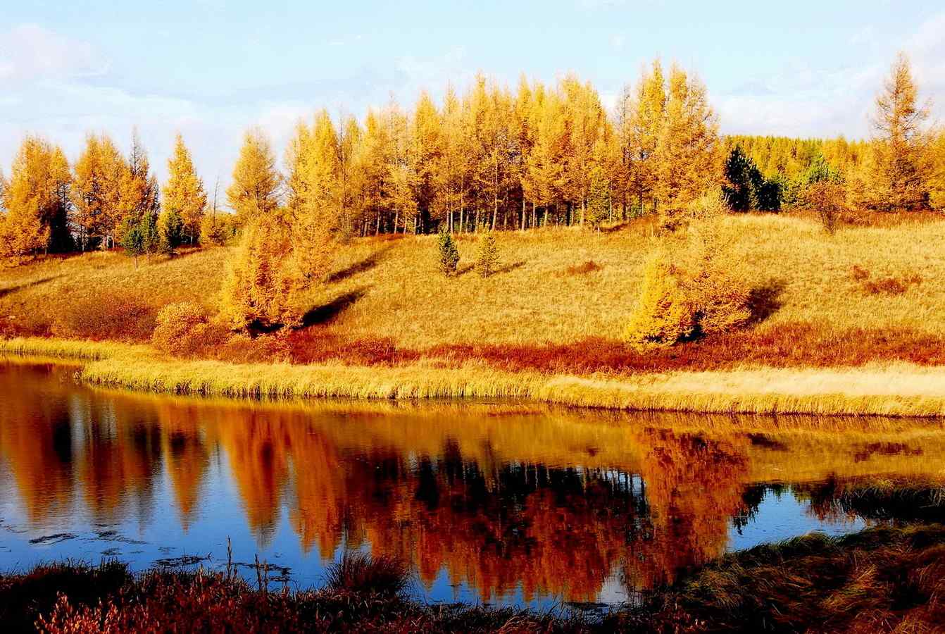 蓝天碧水的深秋风景图片高清电脑壁纸（8张）