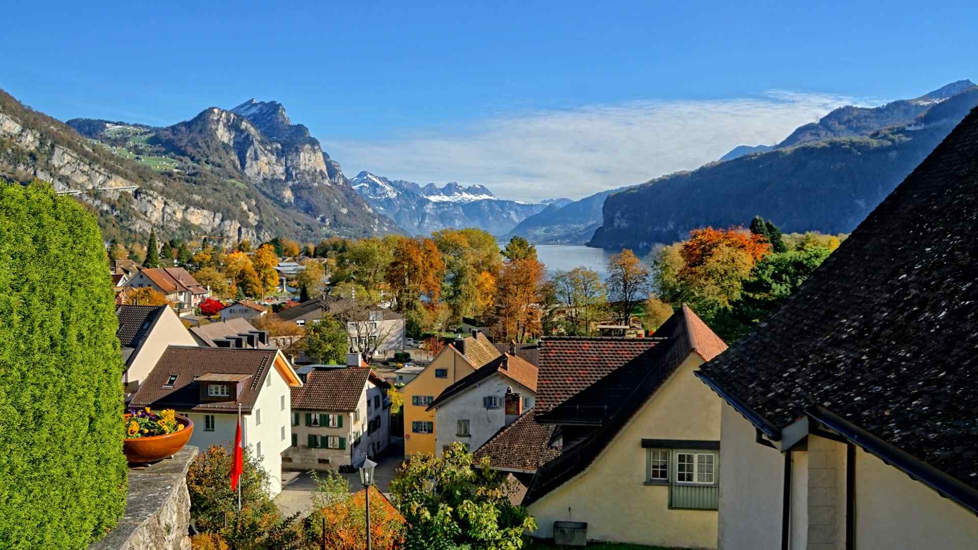 秋天的瑞士山下的房子风景高清桌面壁纸