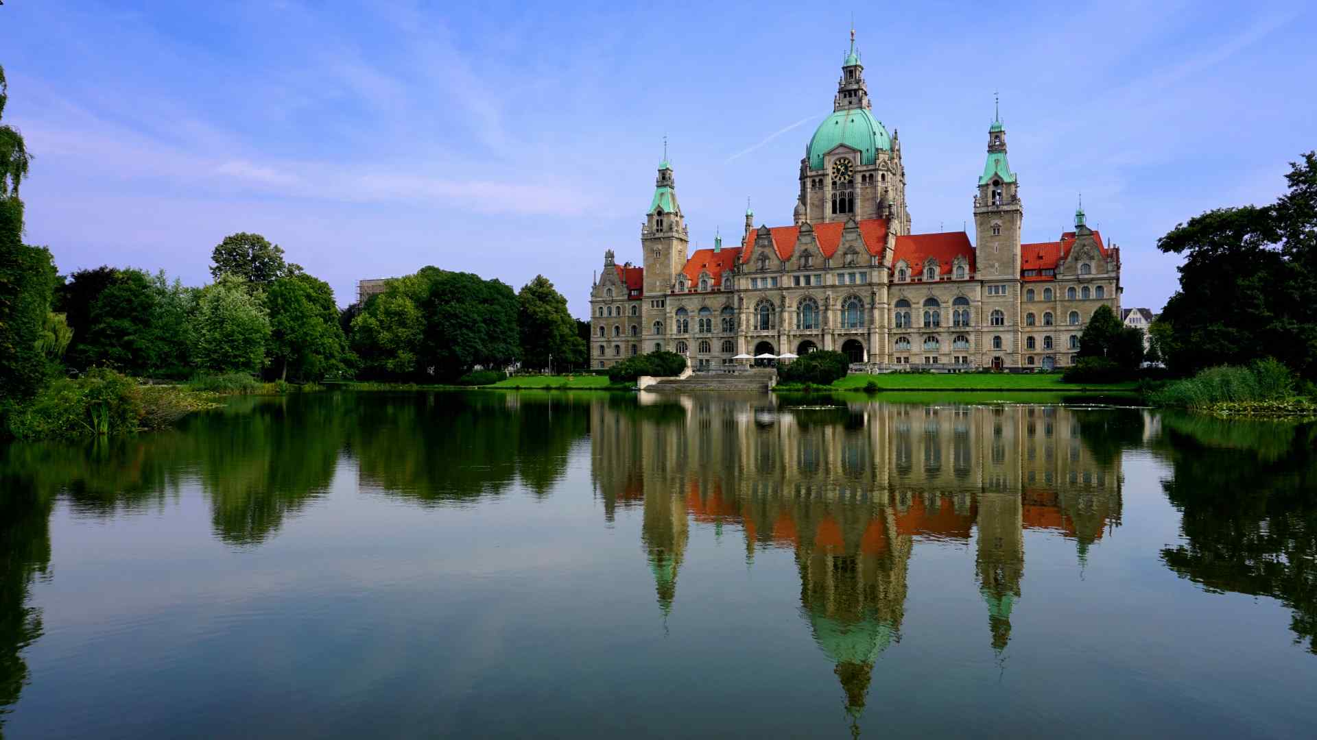 德国新的市政厅湖水风景高清桌面壁纸