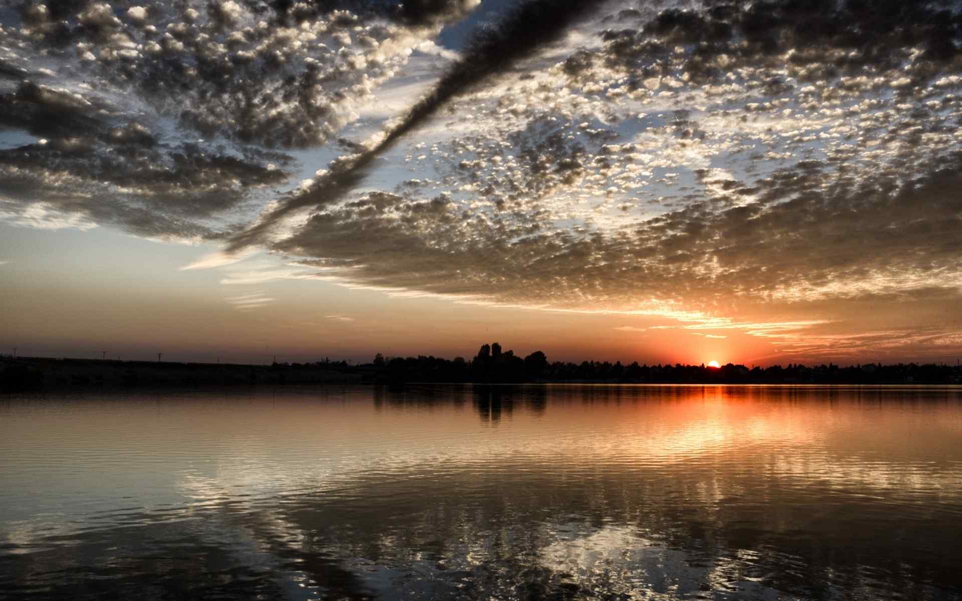 湖边黄昏的唯美火烧云风景图片桌面壁纸