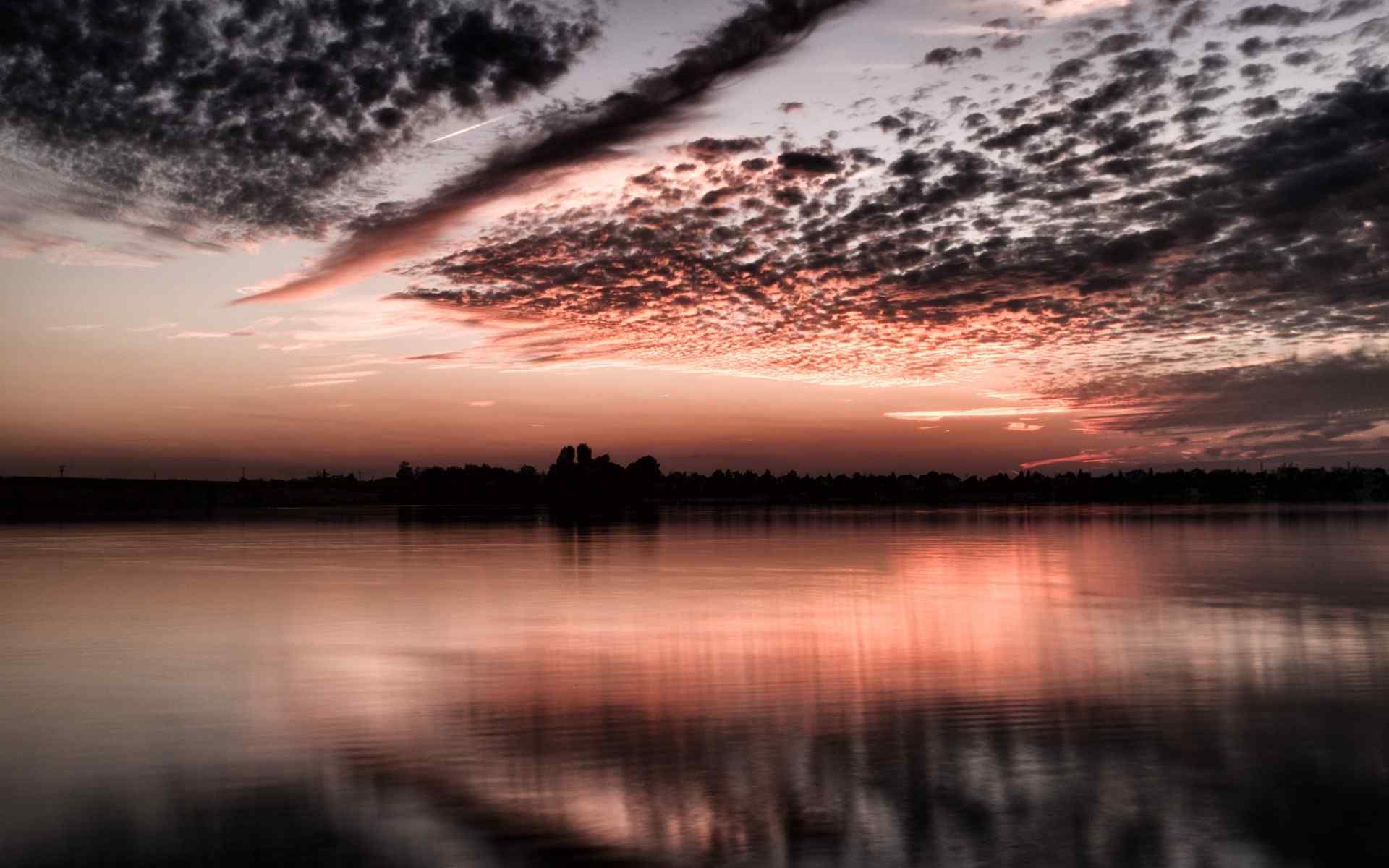 湖边黄昏的唯美火烧云风景图片桌面壁纸