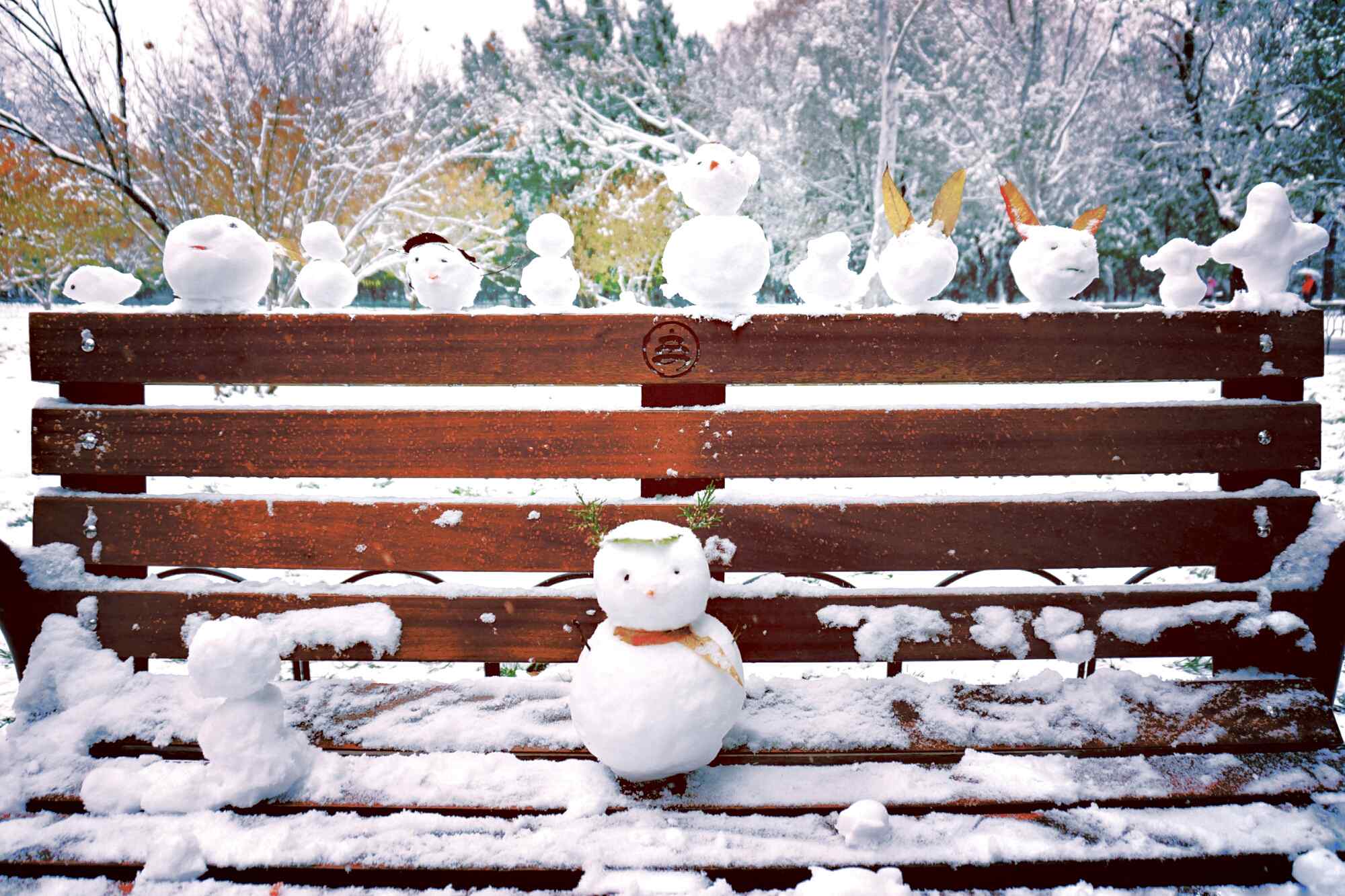公园长椅上的可爱小雪人桌面壁纸