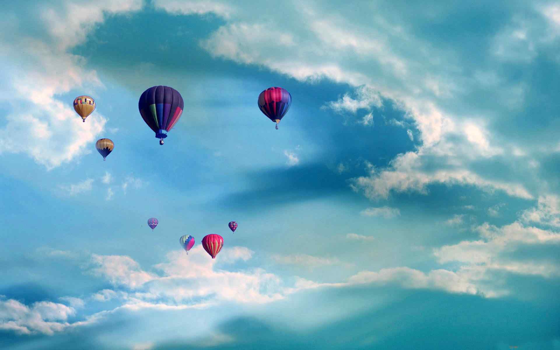 超好看唯美的热气球翱翔蓝天高清桌面壁纸