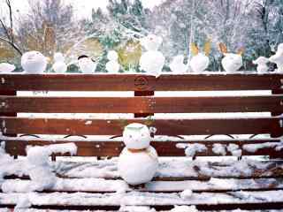 公园长椅上的可爱小雪人桌面壁纸