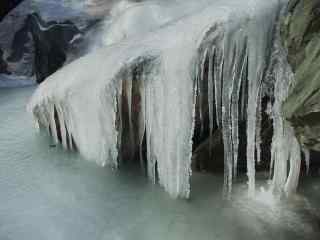冬日瀑布结冰风景图片桌面壁纸
