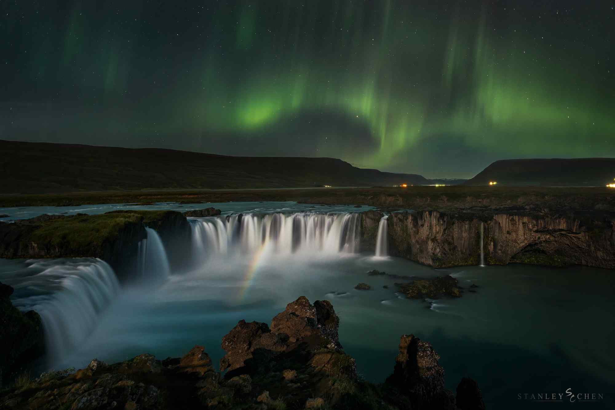 唯美梦幻的冰岛极光瀑布图片