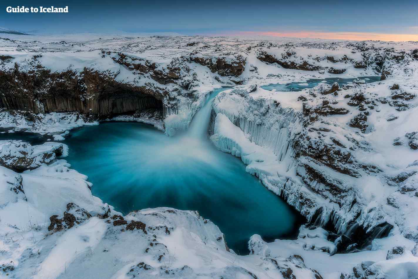 美丽的冰岛瀑布桌面壁纸