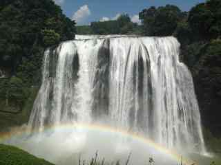 瀑布与彩虹风景图