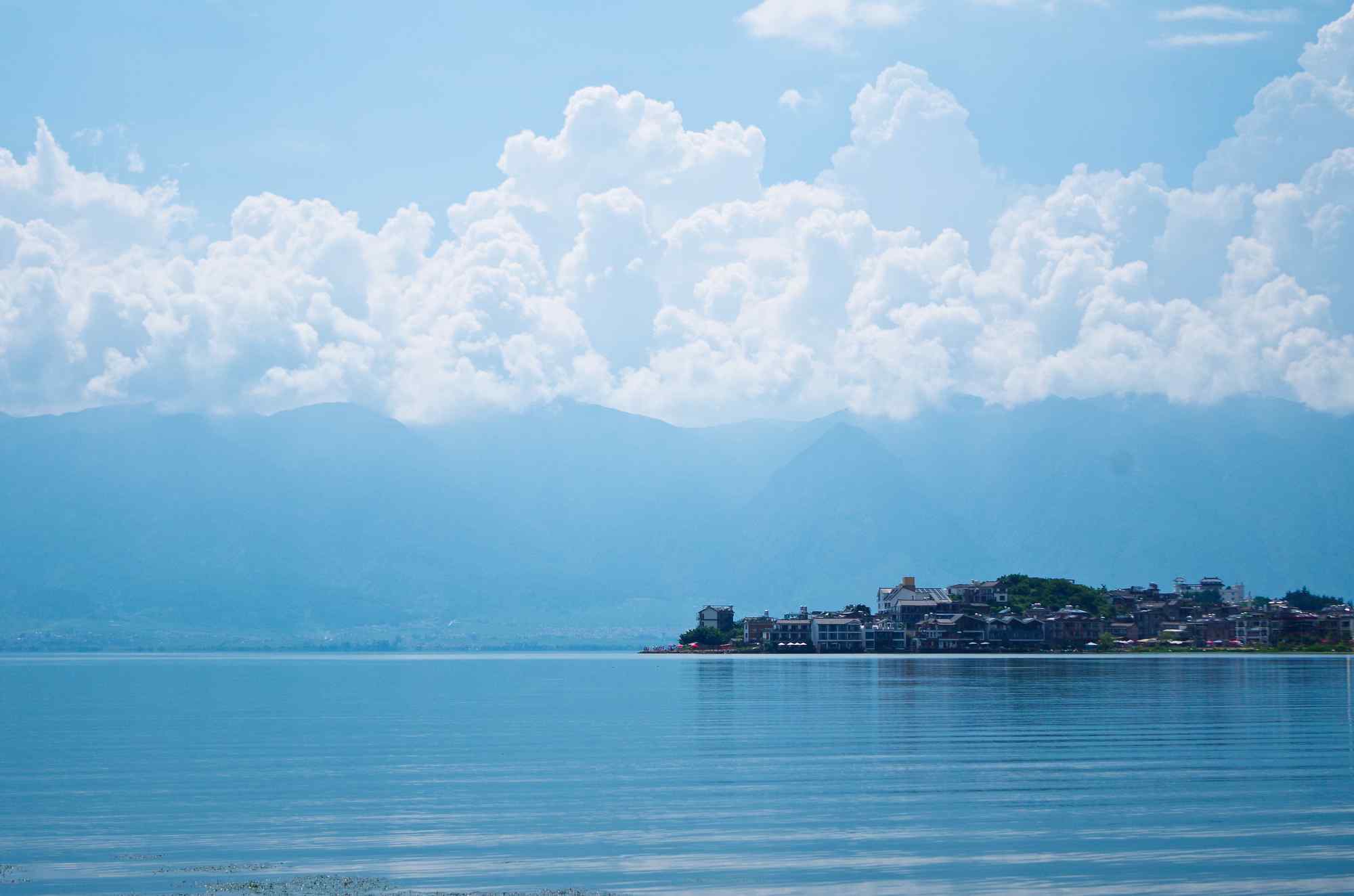 洱海清新湖面蓝天风景图片高清桌面壁纸