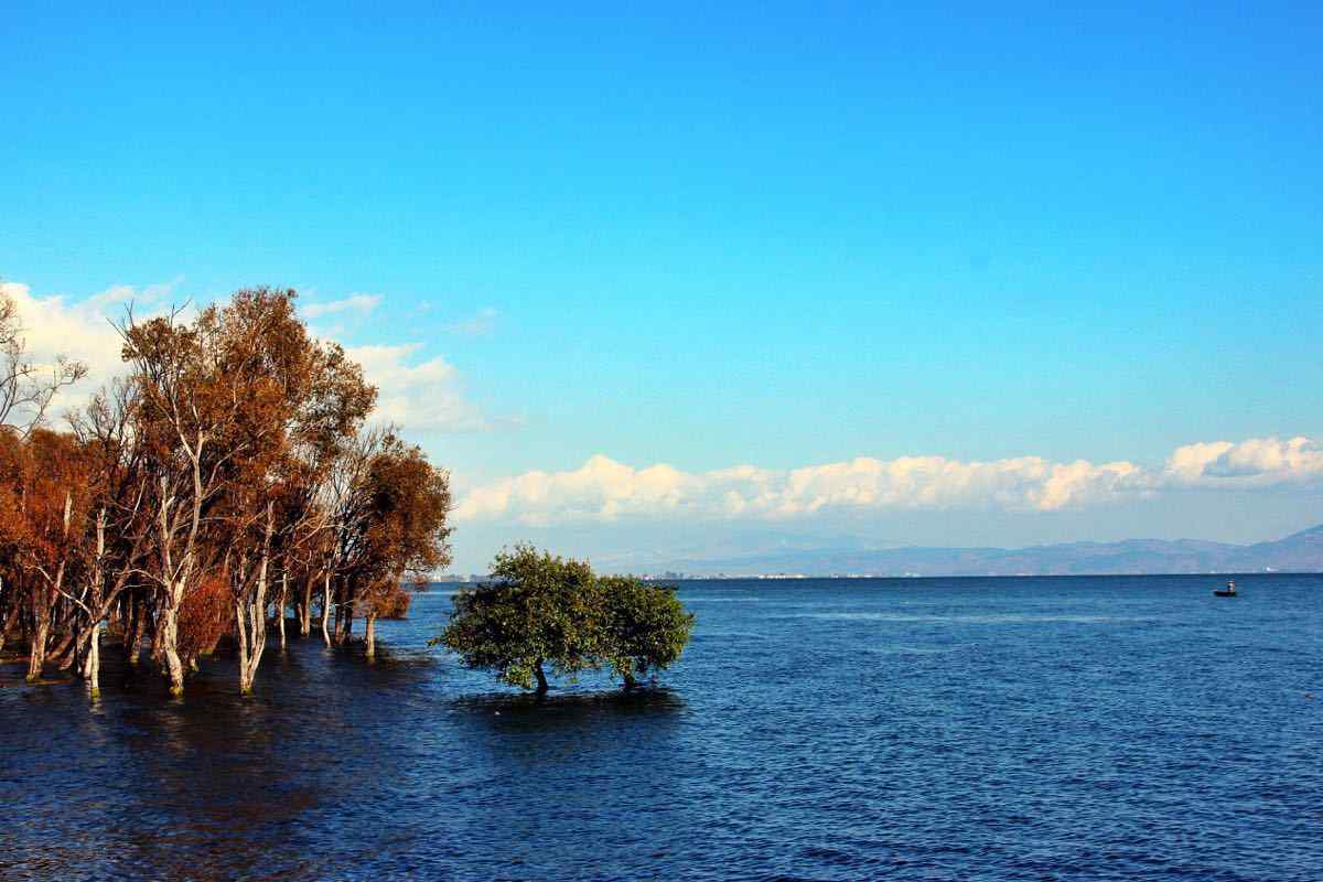 洱海清澈湖面风景图片高清桌面壁纸