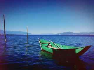 洱海绿色小船风景图片高清桌面壁纸
