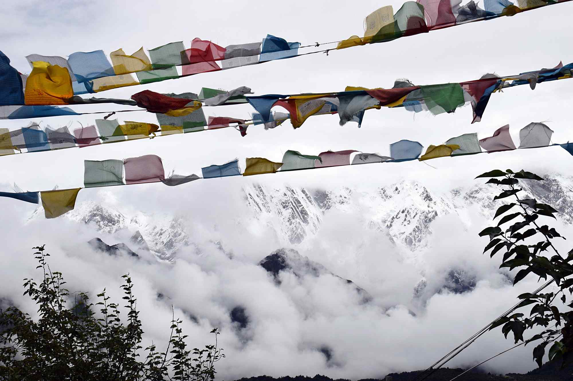 雪山下的精神支柱，风马旗 - 中国国家地理最美观景拍摄点