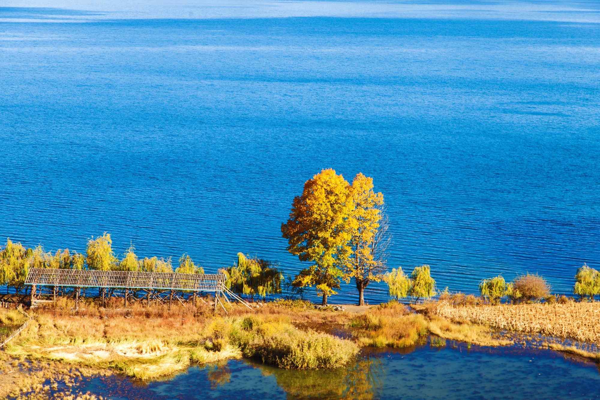 泸沽湖美丽冬日景色桌面壁纸